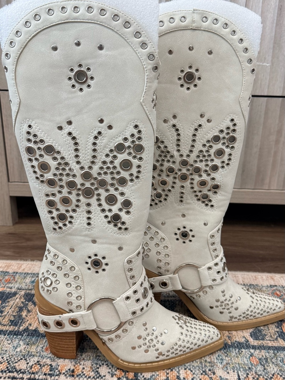 Dollhouse White Studded Butterfly Western Cowboy Boots Women’s Size 6M NWT
